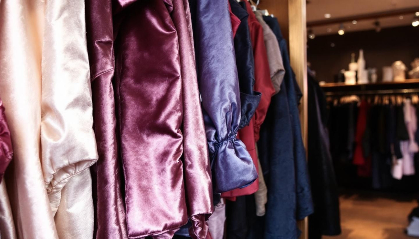 Hoe combineer je satijnen kledingstukken voor een chique uitstraling?